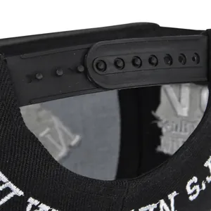 Λεπτομερής προβολή του κλεισίματος snapback και του κεντήματος στο καπέλο Route 66