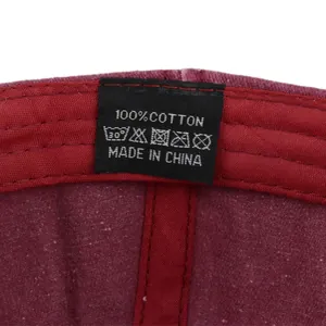 Detalle de la etiqueta 100% algodón y las costuras del interior de la gorra burdeos