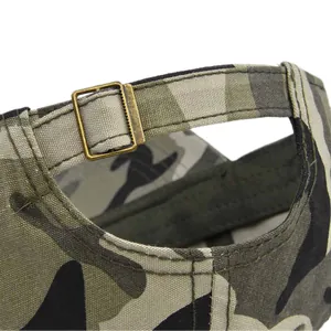 Detail der Camouflage-Baseballkappe mit verstellbarer Metallschließe in Bronze-Optik