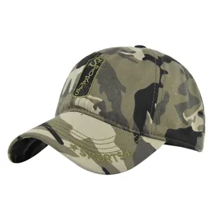 Détail d'une casquette de baseball camouflage avec broderie SPORTS précise sur la visière