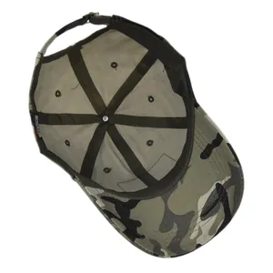 Innenansicht der Camouflage-Baseballkappe mit Sechs-Panel-Struktur und Metallschnalle