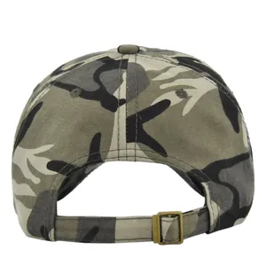 Détail de la casquette camouflage avec boucle en bronze réglable sur le filet arrière