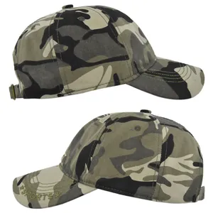 Détail d'une casquette camouflage avec broderie SPORTS et boucle métallique
