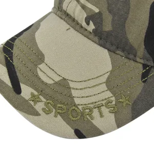 Vue détaillée de la visière en toile camouflage avec coutures renforcées et broderie SPORTS