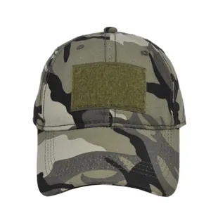 Taktische Baseballkappe im Camouflage-Design mit Klettverschlussfläche und robustem Stoff