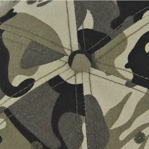 Gros plan d'une casquette camouflage montrant la texture en toile et les coutures renforcées