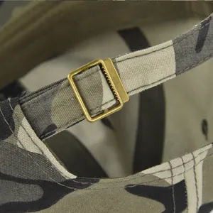 Détail de la boucle en bronze vintage et sangle réglable sur casquette camo