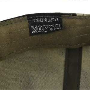 Vue détaillée de la bande de propreté et des coutures de la casquette baseball camouflage