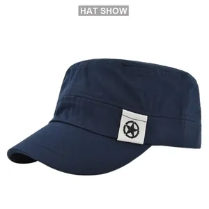 Dettaglio del cappello militare blu navy in cotone con toppa a stella e cuciture fini
