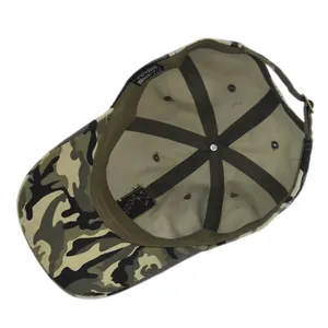 Détail de l'intérieur de la casquette camouflage montrant les coutures et la sangle