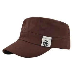 Dettaglio cappello militare marrone in cotone con patch stella e cuciture rinforzate