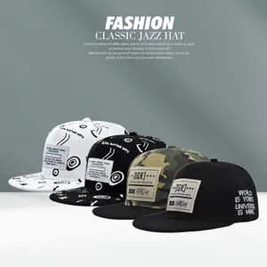 Detail von DGK bestickten Flat Brim Baseball Caps in verschiedenen Farben und Styles