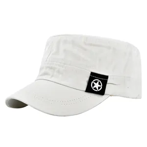 Dettaglio del berretto militare off-white con toppa a stella e tesa cucita