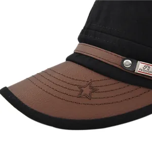 Detailopname van militaire pet met lederen klep en geborduurd sterpatroon op de voorkant
