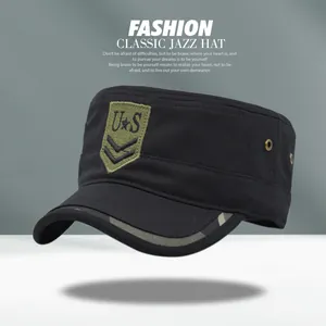 Detail der flachen Militärkappe mit US-Stickerei und Metall-Belüftungsösen