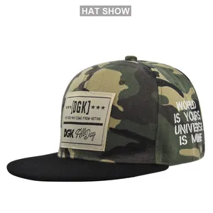 Detail der DGK Camo Flatbrim Baseballcap mit 3D Stickerei und seitlicher Textverzierung