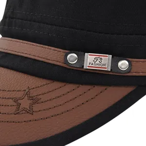 Detail van militaire pet met canvas kroon, kunstlederen rand en FS FASHION metalen logo