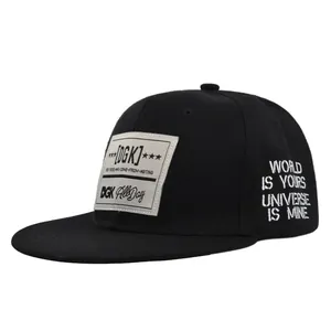 Nahaufnahme des DGK-Markenflickens und der Seitenstickerei auf einer schwarzen Snapback