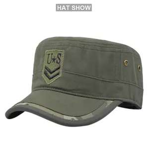 Detail der olivgrünen Militärkappe mit U.S.-Stickerei und Camo-Rand am Schirm