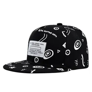 Schwarze Snapback-Cap im Streetstyle mit weißen Graffiti-Mustern und gewebtem Label