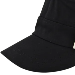 Dettaglio macro del cappello in cotone twill nero con cuciture doppie rinforzate