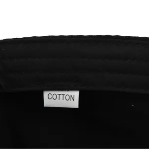 Detail van het 100% katoenen label en de binnenvoering van de zwarte vintage pet