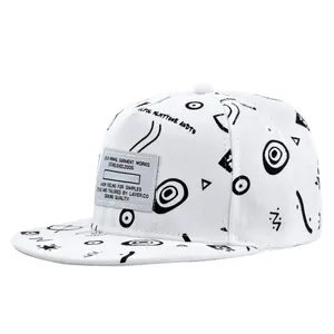Detail der weißen Snapback-Cap mit schwarzem Geo-Print und gewebtem Markenetikett