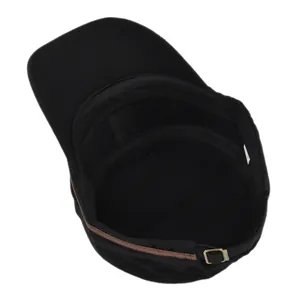 Detail van vintage militaire pet met voering van 100% katoen en metalen gesp