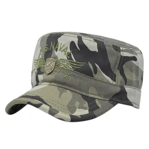 Detail des US Army Metall-Abzeichens und Marine-Stickerei auf Camouflage Flat Top Cap