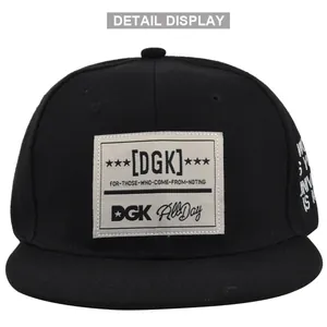 Detailansicht der schwarzen DGK Snapback Cap mit 3D-Stickerei und Slogan-Patch