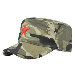 Detailansicht der Camouflage-Militärkappe mit rot gesticktem Stern auf der Vorderseite