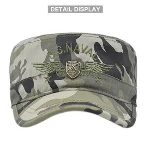 Detail der U.S. NAVAL Stickerei und Goldabzeichen auf der Camouflage Patrouillenmütze