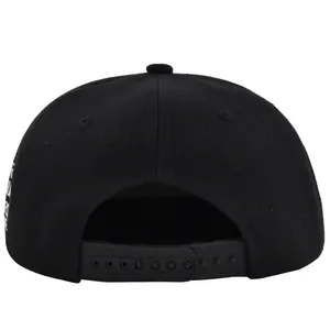 Detailansicht des verstellbaren Snapback-Verschlusses einer schwarzen Route 66 Netzkappe
