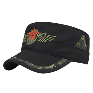 Detailansicht der Militärkappe mit roter Sternstickerei und Camouflage-Segeltuch