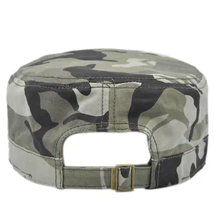 Rückansicht der Camouflage-Militärmütze mit verstellbarem Riemen und Vintage-Bronzeschnalle