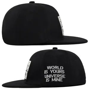 Detail der Stickerei und des gewebten Aufnähers auf dieser schwarzen Snapback-Cap