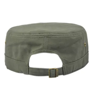 Details der verstellbaren Metallschnalle und Baumwoll-Twill-Stoff der olivgrünen Militärkappe
