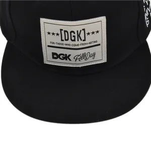 Detailaufnahme des DGK-Bestickungspatches auf einer schwarzen Streetstyle-Snapback-Cap