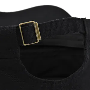 Dettaglio del cinturino posteriore regolabile con fibbia in bronzo vintage per berretto nero