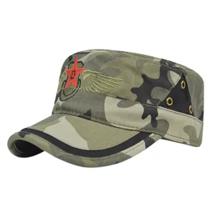 Detailansicht der Camouflage-Militärkappe mit roter Sternstickerei und Metallösen