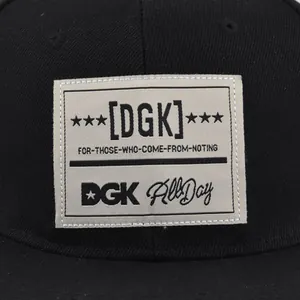 Nahaufnahme einer schwarzen Route 66 Baseballkappe mit DGK Stickerei und hochwertigen Nähten
