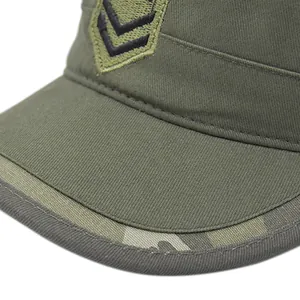 Detailansicht der olivgrünen Militärkappe mit Stickerei und Tarnkappenrand