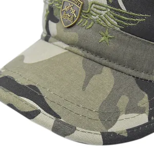 Detailaufnahme des US ARMY Metallabzeichens und der Stickerei auf der Camouflage-Kappe