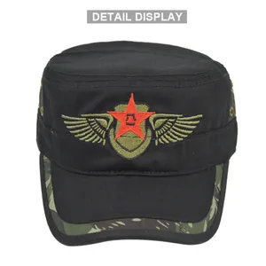 Detail der schwarzen Militärmütze mit Roter Stern Stickerei und Tarnmuster am Schirm