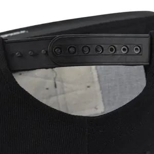 Detailaufnahme des schwarzen verstellbaren Kunststoff-Snapback-Verschlusses einer Kappe