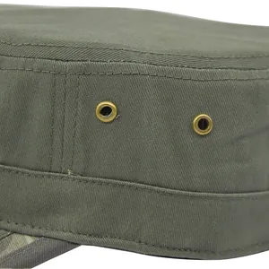 Detailansicht der olivgrünen Militärkappe mit Metallösen und verstärkten Nähten aus Segeltuch