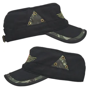 Detailansicht der schwarzen Militärmütze mit Camouflage und goldenem Flügel-Stickerei