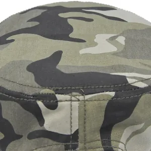 Detailansicht der hochwertigen Nähte auf dem Stoff der Woodland-Camouflage-Kappe