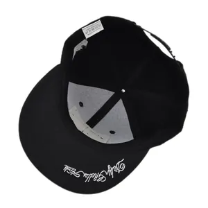 Detailansicht der schwarzen Baseballkappe innen mit 100% Acryl Etikett und Schweißband