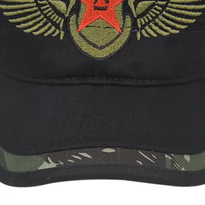 Nahaufnahme der roten Sternbestickung und Tarnkanten an einer schwarzen Militärmütze